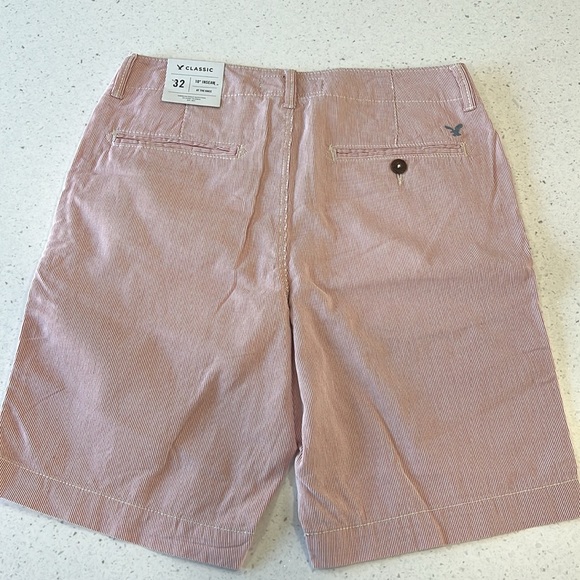 Men’s NWT 10” inseam Classic Shorts Size 32 - Picture 2 of 6